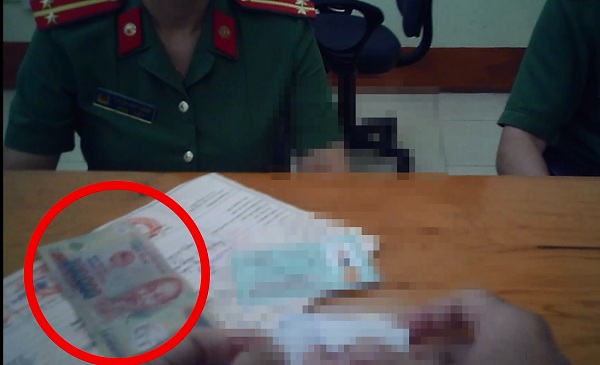 Cần làm rõ liệu có việc 'bôi trơn' tại phòng quản lý xuất nhập cảnh tỉnh Lào Cai? Cần làm rõ liệu có việc 'bôi trơn' tại phòng quản lý xuất nhập cảnh tỉnh Lào Cai?