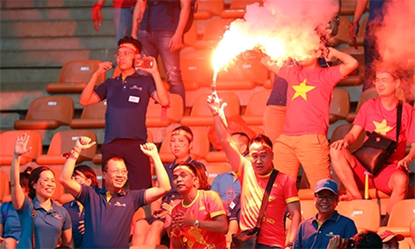 VFF bị phạt 12.500 đôla do CĐV đốt pháo sáng ở Asiad VFF bị phạt 12.500 đôla do CĐV đốt pháo sáng ở Asiad