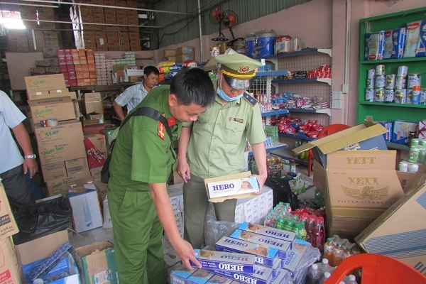 Bình Dương: Chuyển truy cứu trách nhiệm hình sự vụ tàng trữ gần 3.000 bao thuốc lá nhập lậu, giả mạo nhãn hiệu Bình Dương: Chuyển truy cứu trách nhiệm hình sự vụ tàng trữ gần 3.000 bao thuốc lá nhập lậu, giả mạo nhãn hiệu