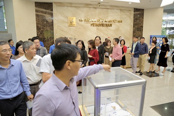 Petrovietnam cùng các đơn vị thành viên ủng hộ đồng bào miền Trung và người nghèo 328 tỷ đồng Petrovietnam cùng các đơn vị thành viên ủng hộ đồng bào miền Trung và người nghèo 328 tỷ đồng