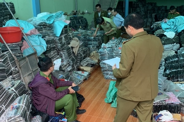 QLTT Hà Nội phát hiện cơ sở kinh doanh thời trang xâm phạm quyền SHTT của thương hiệu đã đăng ký bảo hộ QLTT Hà Nội phát hiện cơ sở kinh doanh thời trang xâm phạm quyền SHTT của thương hiệu đã đăng ký bảo hộ