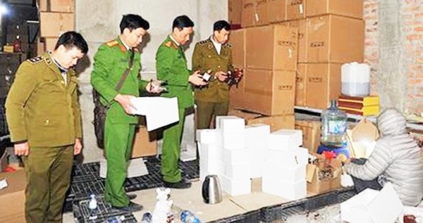 Hà Nội: Phát hiện cơ sở đóng chai rượu ngoại lậu