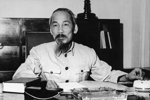 Nhân kỷ niệm 132 năm ngày sinh của Người, lãnh đạo Đảng, Nhà nước vào Lăng viếng Chủ tịch Hồ Chí Minh