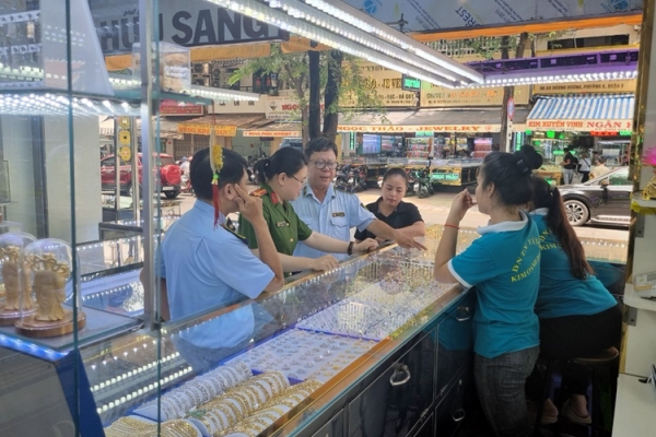Tiếp tục phát hiện một số tiệm bán vàng trang sức không rõ nguồn gốc tại TP. Hồ Chí Minh