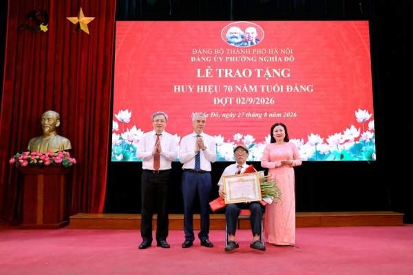 Hà Nội: Phường Nghĩa Đô tổ chức Lễ trao tặng Huy hiệu Đảng đợt 2/9