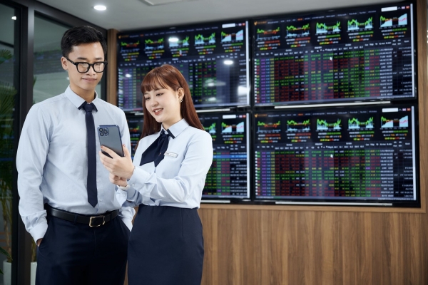 VN-Index bứt phá ngoạn mục, dòng tiền nội dẫn dắt đà hồi phục tháng 8