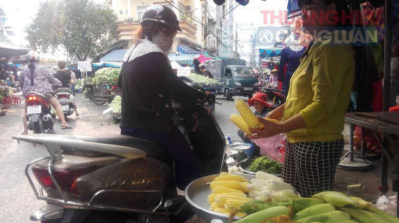 TP. Hồ Chí Minh: Họp chợ giữa ngã ba đường tại phường 17, quận Gò Vấp! - Hình 4