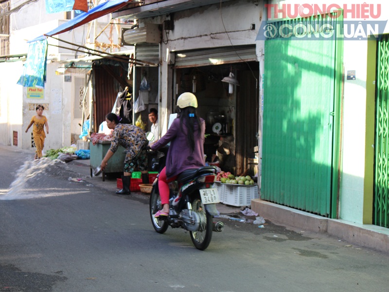 TP. HCM: Chợ tự phát lấn át lòng đường - Hình 10