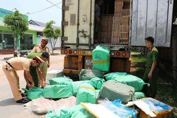 Hà Tĩnh: Bắt gần 5 tấn thịt, nội tạng bốc mùi hôi thối trên đường vào Nam tiêu thụ - Hình 1