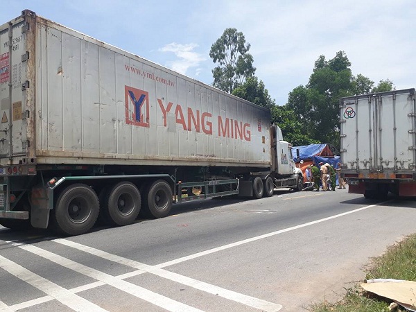 Hà Tĩnh: Xe máy tông vào container khiến một học sinh tử vong - Hình 1