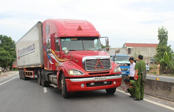 Hà Tĩnh: Bắt khẩn cấp, xét nghiệm ma tuý tài xế hất văng CSGT xuống đường - Hình 2