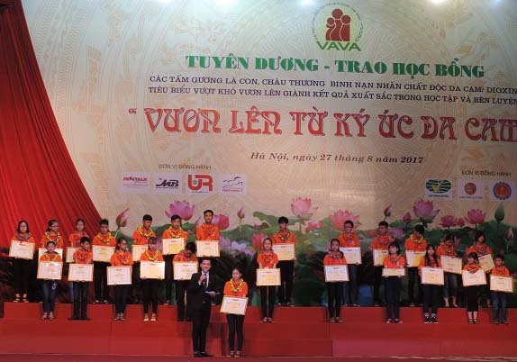 Vươn lên từ ký ức da cam: Tuyên dương và trao học bổng cho 50 tấm gương điển hình - Hình 4