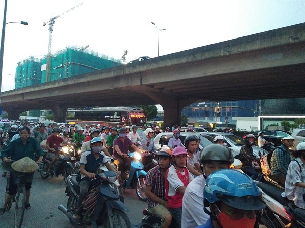 Hà Nội: Va chạm với xe bồn cô gái đi xe đạp bị cuốn vào gầm tử vong tại chỗ - Hình 2