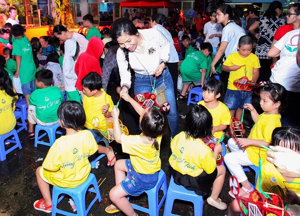 Bông hoa lạ Nguyễn Thị Thu Thủy toả sáng trong “Nữ hoàng Doanh nhân đất Việt 2017” - Hình 4