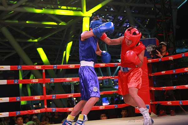 Người Sài Gòn mãn nhãn với sàn đấu boxing lần đầu tiên được tổ chức ngoài trời - Hình 2