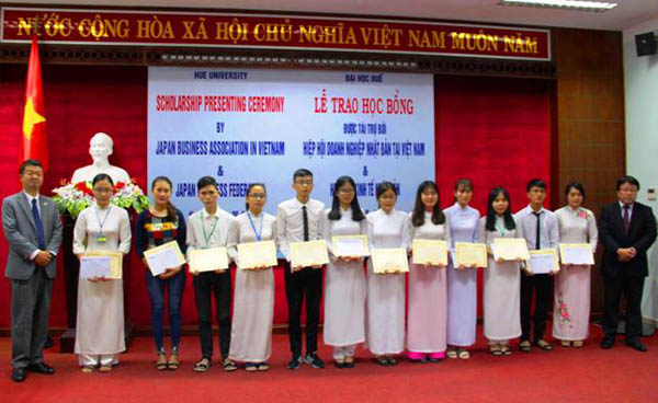 Đại học Huế: Hiệp hội Doanh nghiệp Nhật Bản trao học bổng cho sinh viên nghèo vượt khó - Hình 1