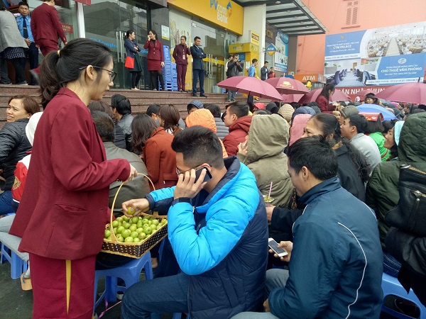 Đội mưa, xếp hàng mua vàng ngày vía Thần Tài - Hình 4