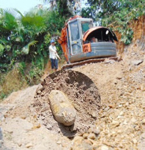 Hà Tĩnh: Di dời an toàn quả bom 80kg trong vườn nhà dân - Hình 1