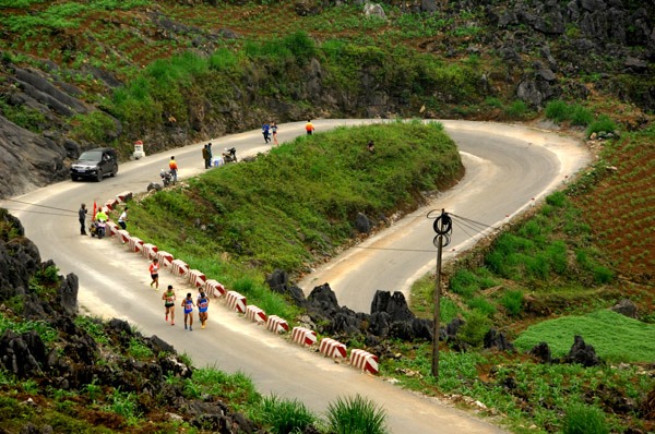 Hà Giang: Đảm bảo ATGT cho Giải Marathon quốc tế “Chạy trên cung đường Hạnh Phúc” năm 2018 - Hình 1