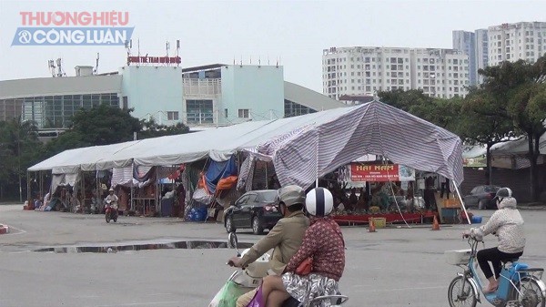 Nam Từ Liêm (Hà Nội): Hết thời gian hoạt động, dãy ki ốt vẫn nằm chềnh ềnh giữa đường - Hình 1