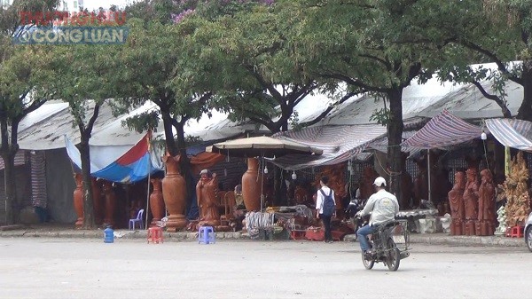 Nam Từ Liêm (Hà Nội): Hết thời gian hoạt động, dãy ki ốt vẫn nằm chềnh ềnh giữa đường - Hình 2