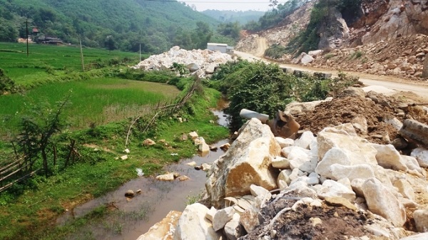 Nghệ An: Sạt lở núi, hai mẹ con đi tìm bò bị đá rơi trúng tử vong - Hình 1