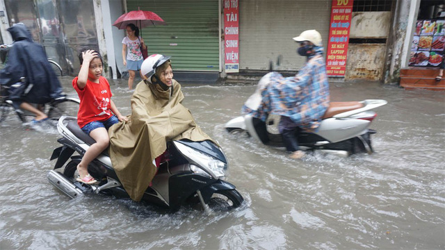 Mưa lớn dai dẳng, Hà Nội mênh mông nước ngập - Hình 9