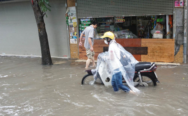 Mưa lớn dai dẳng, Hà Nội mênh mông nước ngập - Hình 10