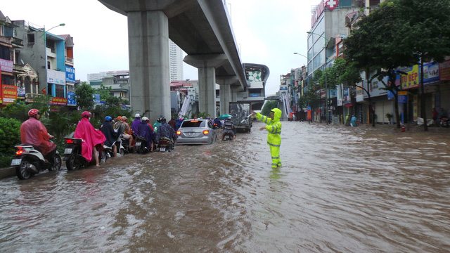 Mưa lớn dai dẳng, Hà Nội mênh mông nước ngập - Hình 17