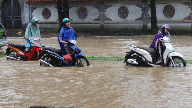 Mưa lớn dai dẳng, Hà Nội mênh mông nước ngập - Hình 7