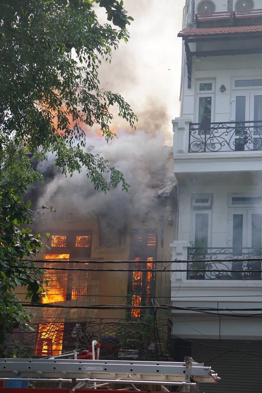 Hà Nôi: Một ngôi nhà trên phố cổ bốc cháy