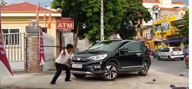 Thái Bình: Vụ đập phá ô tô trước cổng Ngân hàng là do mâu thuẫn cá nhân