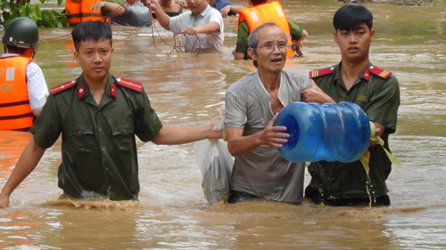 Công an Thanh Hóa nỗ lực giúp người dân vượt qua mưa lũ - Hình 3