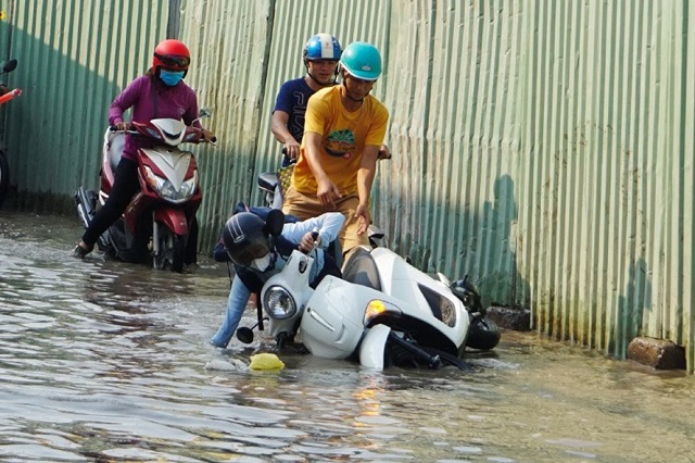 TP. HCM: Dự án ngăn triều nghìn tỉ “đắp chiếu”, dân bơi trong biển nước... - Hình 1