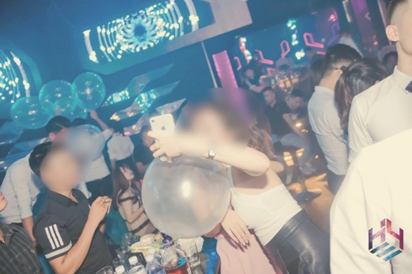 Kỳ 2 - Những trái ‘Funky Ball’ tràn ngập ở Bar Hey Club khiến dân chơi hưng phấn - Hình 3