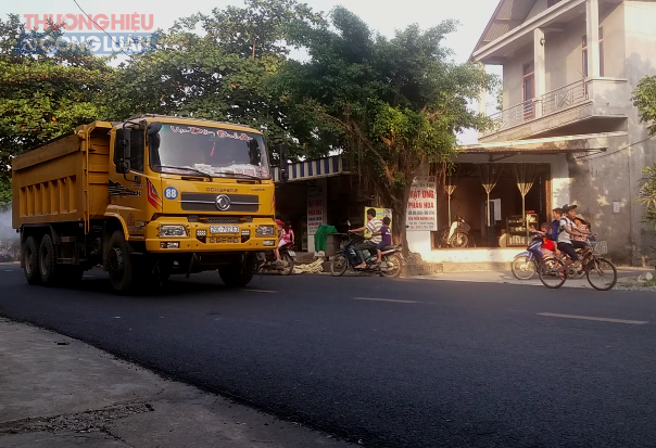 Quốc Oai (Hà Nội): “Phớt lờ” biển cấm, xe quá khổ quá tải vẫn… tung hoành? - Hình 2