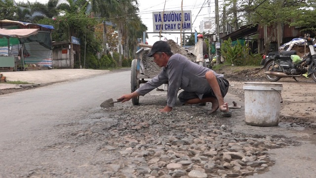 'Chỉ cần người có sức khỏe để đi vá đường cho người ta đừng té là vui rồi' - Hình 4