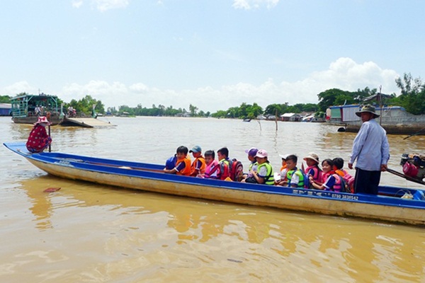 Gian nan đường đến trường của học sinh miền Tây khi mùa lũ về - Hình 1