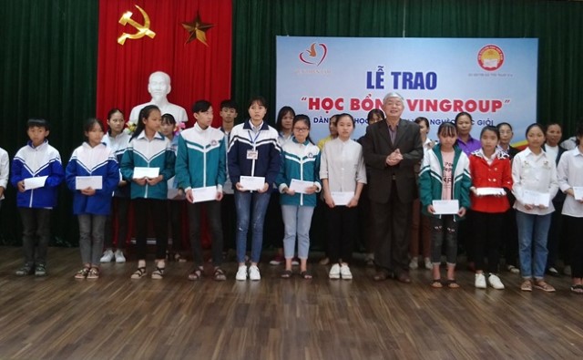 Thanh Hóa:Trao học bổng cho 100 học sinh, sinh viên vượt khó học giỏi - Hình 1