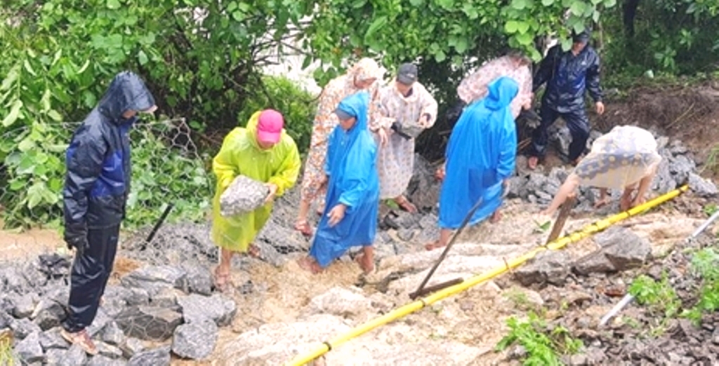 Đà Nẵng: Đường sắt Bắc-Nam gián đoạn, khách kẹt tại sân bay quốc tế do đường ngập - Hình 1