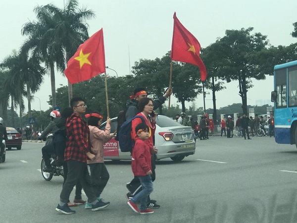 Người dân thủ đô đổ xô ra đường trước trận chung kết lượt về AFF Cup 2018 - Hình 2