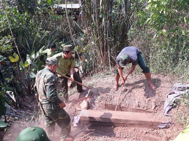 Quảng Bình: Phát hiện 3 hầm gỗ mun trong vườn nhà một hộ gia đình - Hình 1