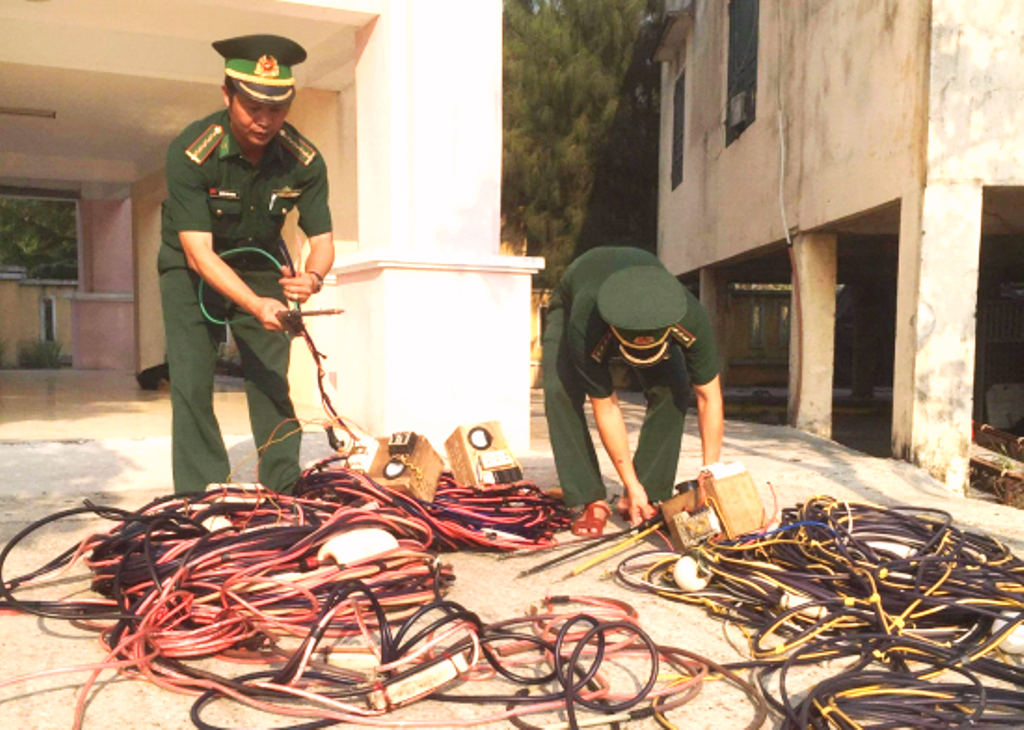 Đà Nẵng: Bắt nhiều phương tiện sử dụng kích điện đánh bắt cá trên biển - Hình 2