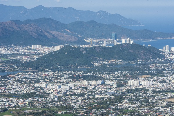 Lung Linh TP.Nha Trang (Khánh Hòa) từ đỉnh núi Chín Khúc - Hình 1