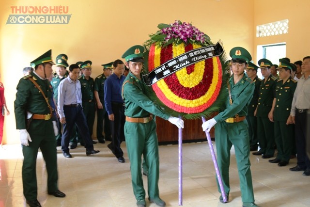 Gia đình, đồng đội nghẹn ngào trong Lễ truy điệu Thiếu tá biên phòng hy sinh khi vây bắt đối tượng vận chuyển ma túy - Hình 6