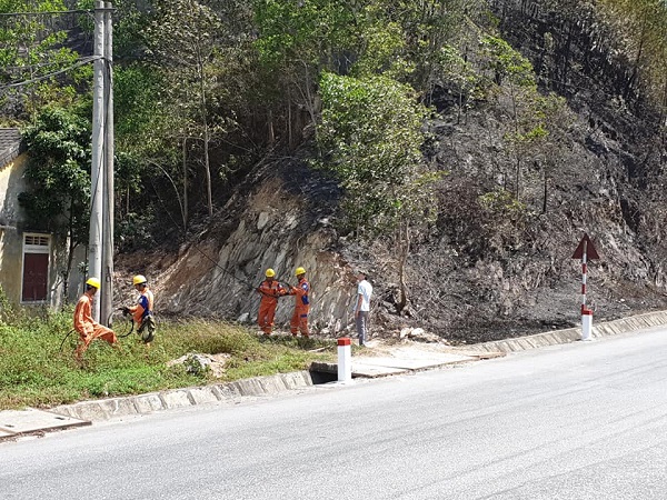 Toàn bộ nhân viên Điện lực Hương Sơn thức trắng đêm để chống cháy rừng - Hình 3