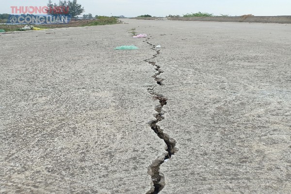 Hoằng Hóa (Thanh Hóa): Tuyến đê trăm tỷ vừa đưa vào sử dụng đã xuất hiện nhiều vết nứt - Hình 2