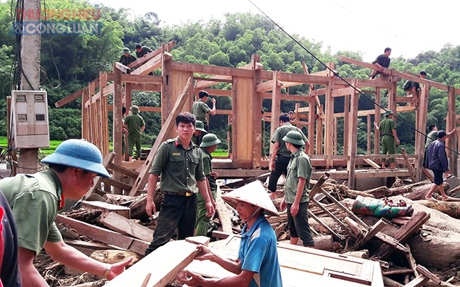 Lực lượng Công an Thanh Hóa “đồng hành” bên người dân vùng lũ trong những ngày, tháng khó khăn - Hình 1