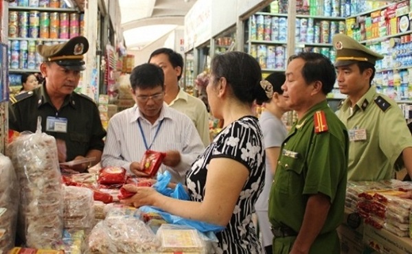 Đoàn liên ngành của TP. Hà Nội kiểm tra chất lượng bánh tru thu tại một cửa hàng