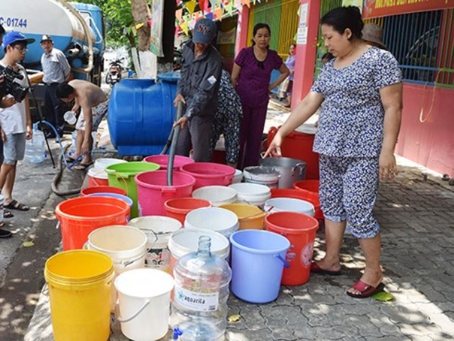 Người dân Đà Nẵng tập trung tại các điểm cung cấp nước